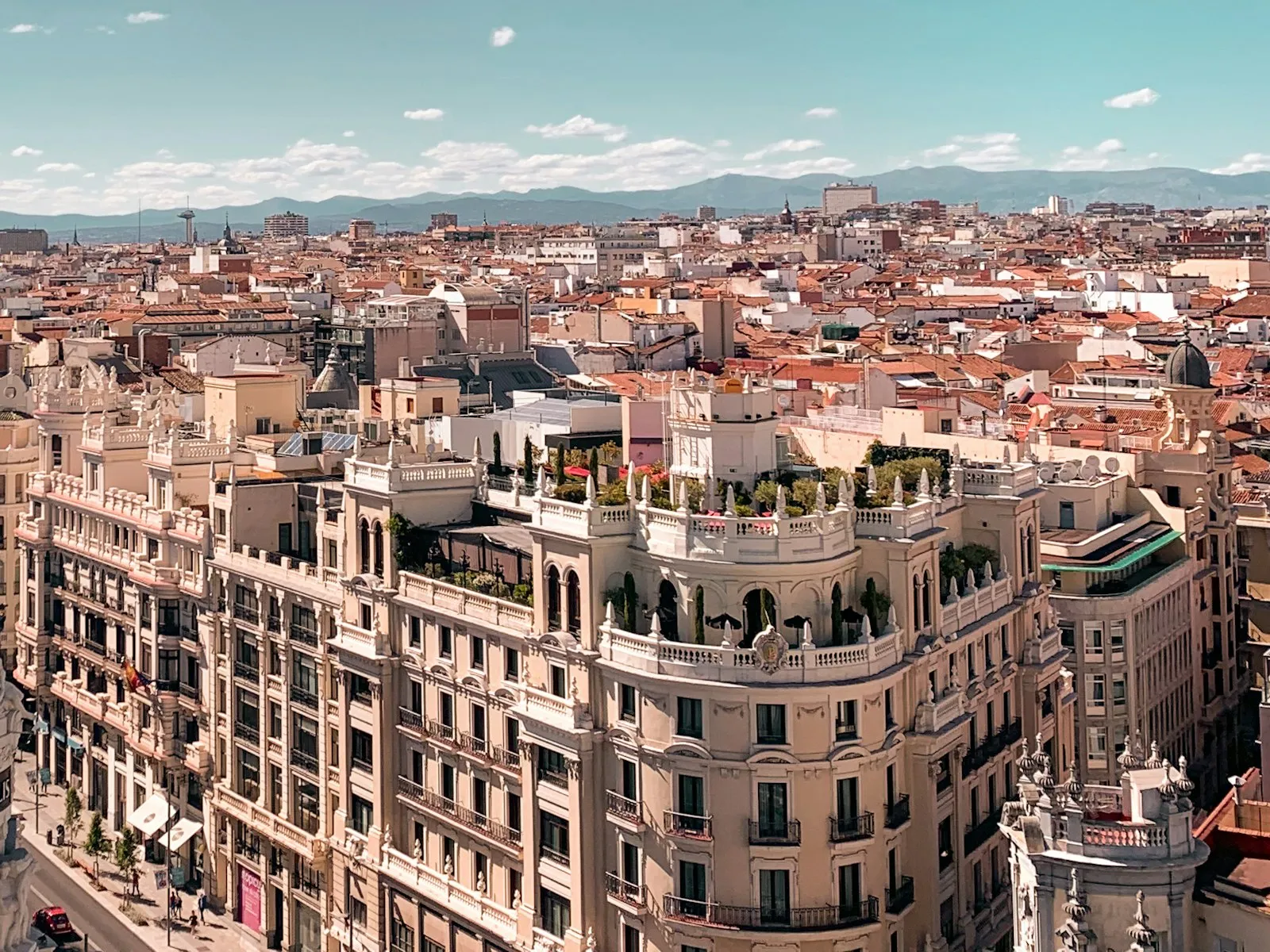 Tejados de Madrid con terrazas ajardinadas y la sierra al fondo